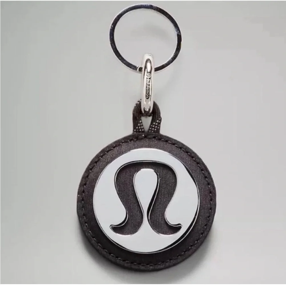 NWT lululemon Logo Keychain - black/ silver - Picture 1 of 6